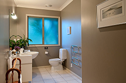 Luxury Rooms Cabernet Bathroom